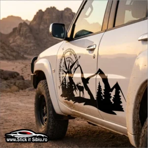 Sticker Auto Off-Road Peisaj Complet – Busolă, Munți & Cerb | Printat & Laminat - Stickere Auto