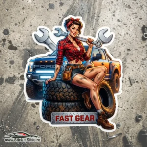 Sticker Garaj Fast Gear – Pin-Up Mechanic | Rezistent Apă | Printat + Laminat + decupat pe contur